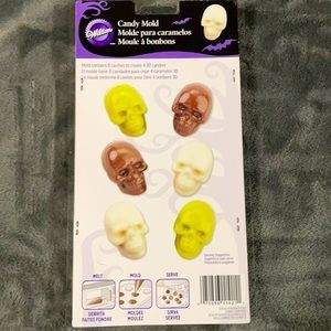 Wilton Halloween Candy Mold, Skulls New in Original Package